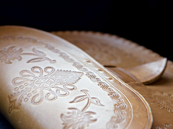 Ledertasche mit Punzierungen